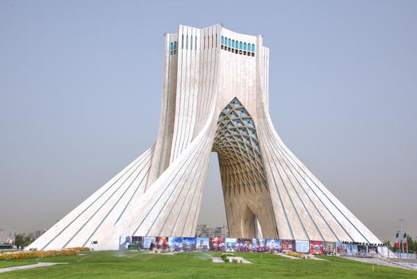 Teheran-Borje-Azadi-MAH_5889_90_91_tonemapped Kopie.jpg